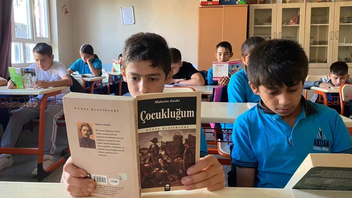 Adana Okuyor, Akdam İlkokulu/Ortaokulu Okuyor